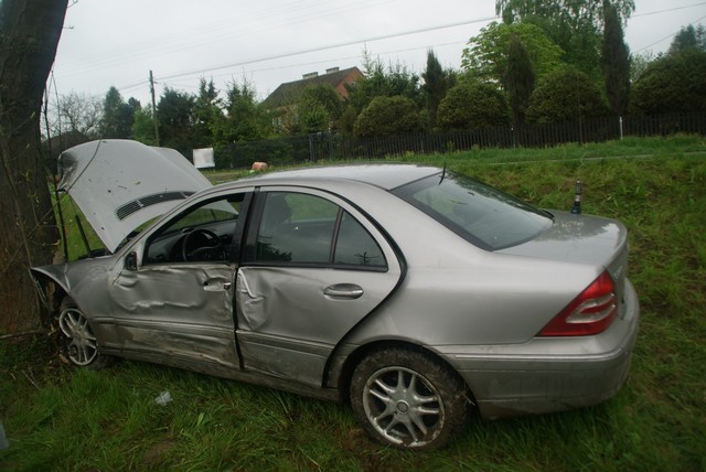 50-latek zasnął za kierownicą mercedesa. Samochód uderzył w...