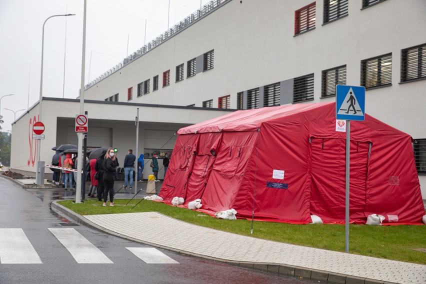 Kraków. Ogromne kolejki do testów na koronawirusa w Szpitalu Uniwersyteckim [ZDJĘCIA]