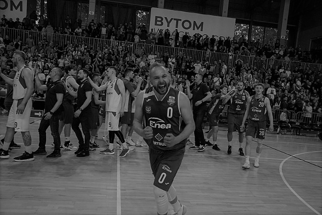 Jeszcze w sobotę Dawid Bręk świętował z młodszymi kolegami awans do I ligi koszykarzy