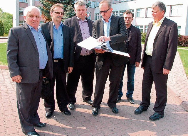 Stanisław Jarosz (Taurus), Roman Dudek (Laskopol), Henryk Kołdras (Proszówki), Fryderyk Kapinos (Taurus), Roman Motak (Iwkowa), Andrzej Kurek (Dulcza Wlk.) po spotkaniu z ministrem Sawickim