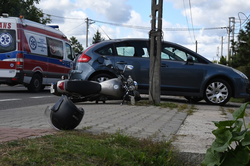 W Bielinach motocykl wjechał w tył auta. Jedna osoba w szpitalu