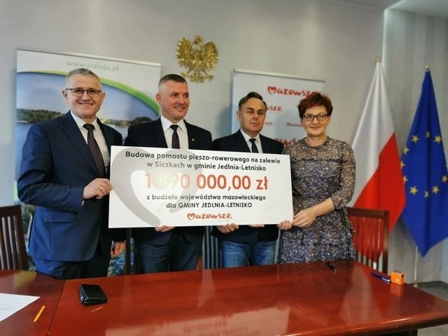 Na budowę pomostu gmina Jedlnia-Letnisko otrzymała dofinansowanie od samorządu województwa mazowieckiego.