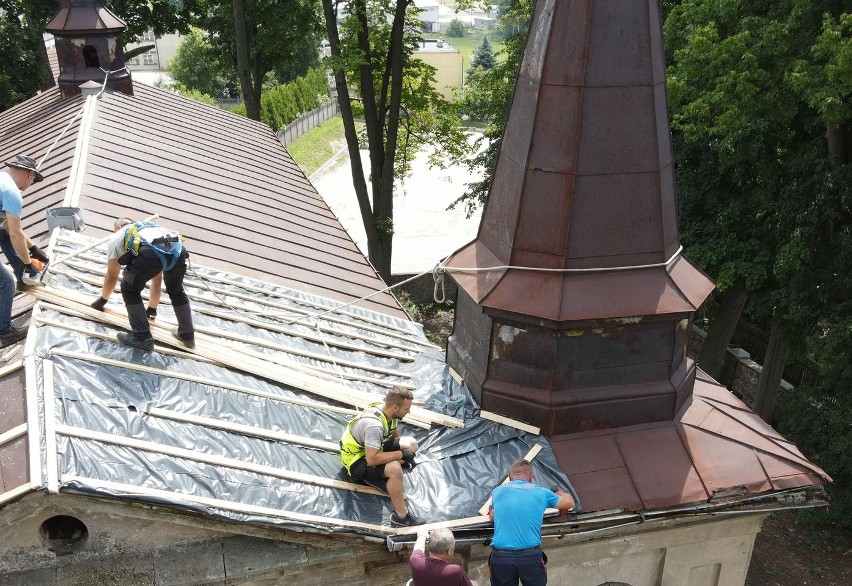 Mieszkańcy Grzymałkowa ratują opuszczony, zabytkowy kościółek. Jest dla nich niezwykle cenny. Zobacz galerię zdjęć