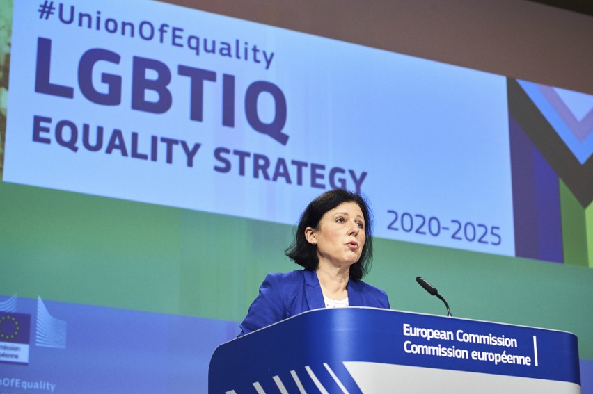 Komisja Europejska przedstawiła projekt Strategii na rzecz równości osób LGBTIQ. Jest zapowiedź ochrony praw tzw. tęczowych rodzin