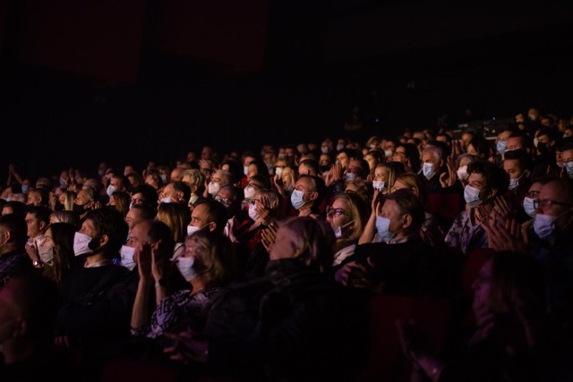 Instytucje kultury mogą zwiększyć limit miejsc, o ile uczestnik wydarzenia pokaże certyfikat potwierdzający szczepienie.