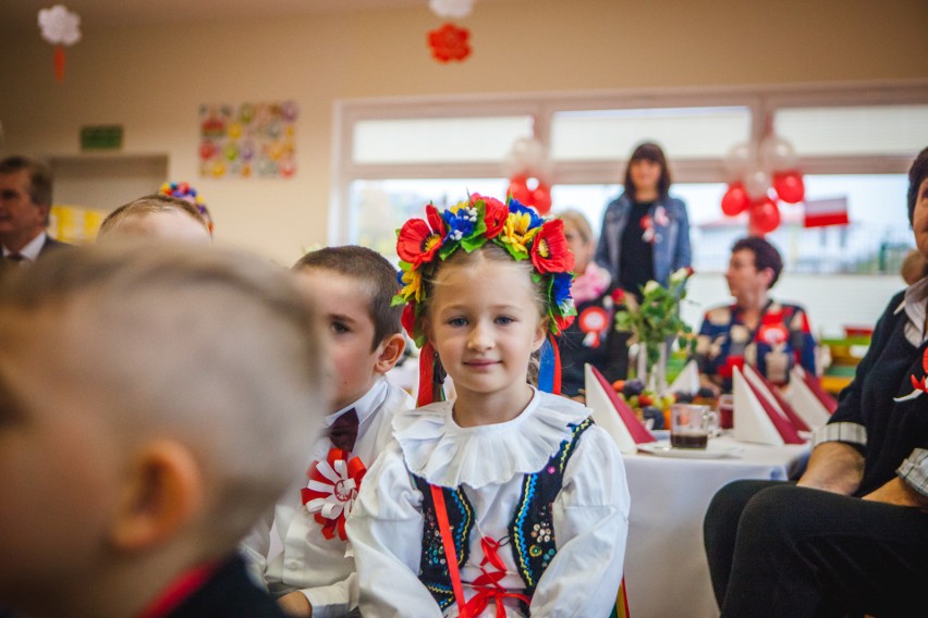 Dzieci i wychowawcy z przedszkola nr.3 w Ustce uczcili 100...