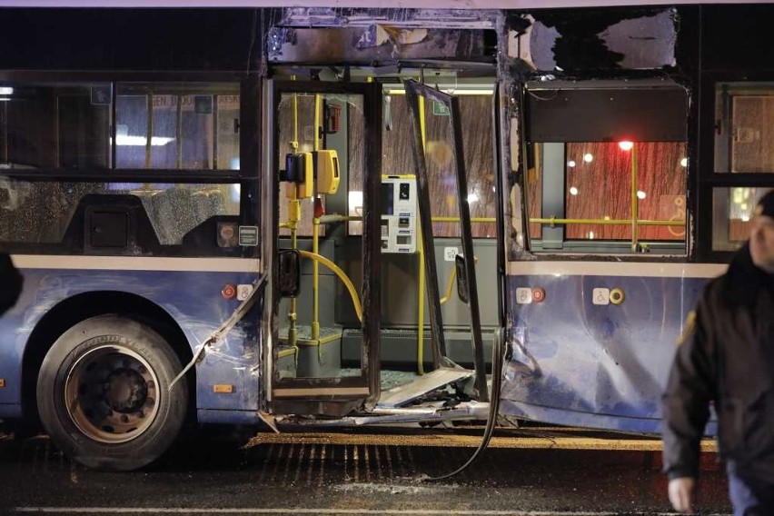 Kraków. Zderzenie tramwaju z autobusem na al. Jana Pawła II. Są ranni [ZDJĘCIA]