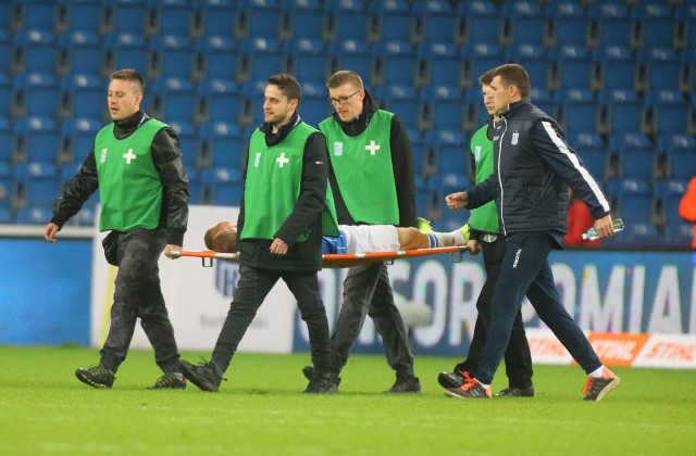 Paweł Tomczyk został poszkodowany tuż przed ostatnim gwizdkiem sędziego. Napastnik Kolejorza został trafiony piłką w głowę przez Jakuba Wójcickiego, który próbował dośrodkować futbolówkę w pole karne Lecha.