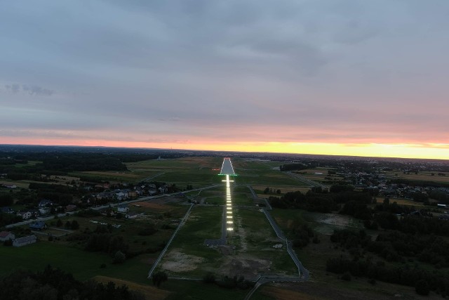 Taki widok będzie miał pilot lądujący od strony Małęczyna.