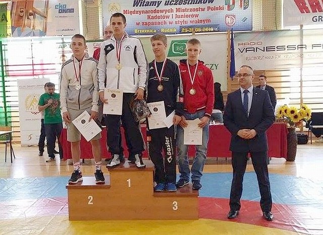 Wiktor Lejczak na pierwszym miejscu podium w kategorii kadetów do 63 kg.