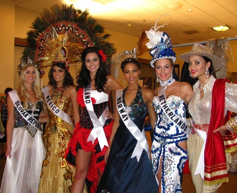 Finalistki konkursu Miss Universe 2010 w ubraniach...