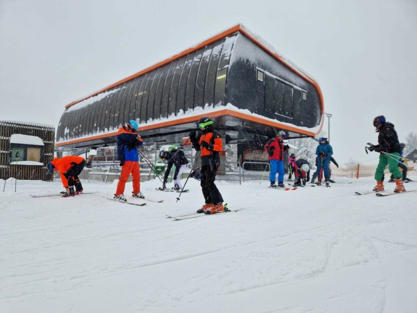 Pierwsi narciarze zjeżdżają w Beskid Sport Arenie w...