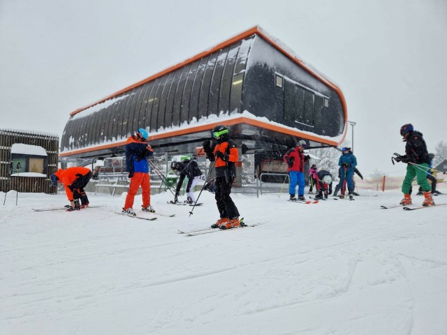 Pierwsi narciarze zjeżdżają w Beskid Sport Arenie w Szczyrku. Zobacz kolejne zdjęcia. Przesuwaj zdjęcia w prawo - naciśnij strzałkę lub przycisk NASTĘPNE