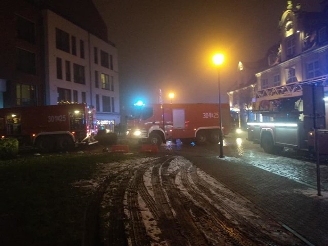 Na parkingu podziemnym przy ul. Szafarnia 6 w Gdańsku doszło do pożaru kilku samochodów