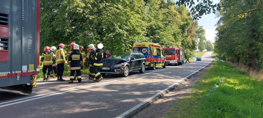 Kramkowo. Wypadek na DK 64. Volvo zderzyło się z ciężarówką....