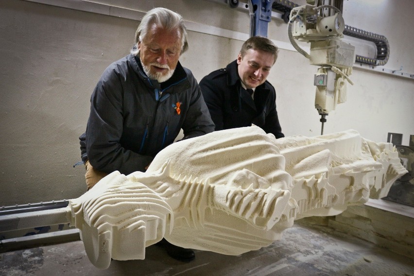 Maszyna rzeźbi fragment wrocławskiego Ratusza