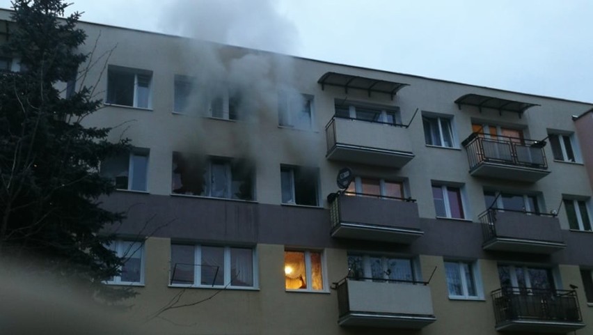 Ogień pojawił na 3 piętrze w bloku przy ul. 14 Pułku...