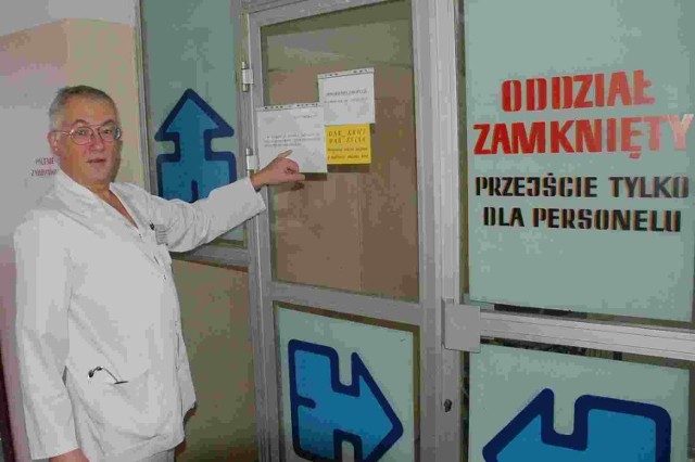 Ordynator oddziału zakaźnego kozienickiego szpitala Piotr Jankowski pokazuje kartkę z zakazem odwiedzin.