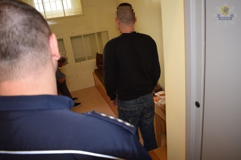 24-latek z Chojnic zdemolował mieszkanie i katował swoich rodziców. Miał narkotyki [zdjęcia]