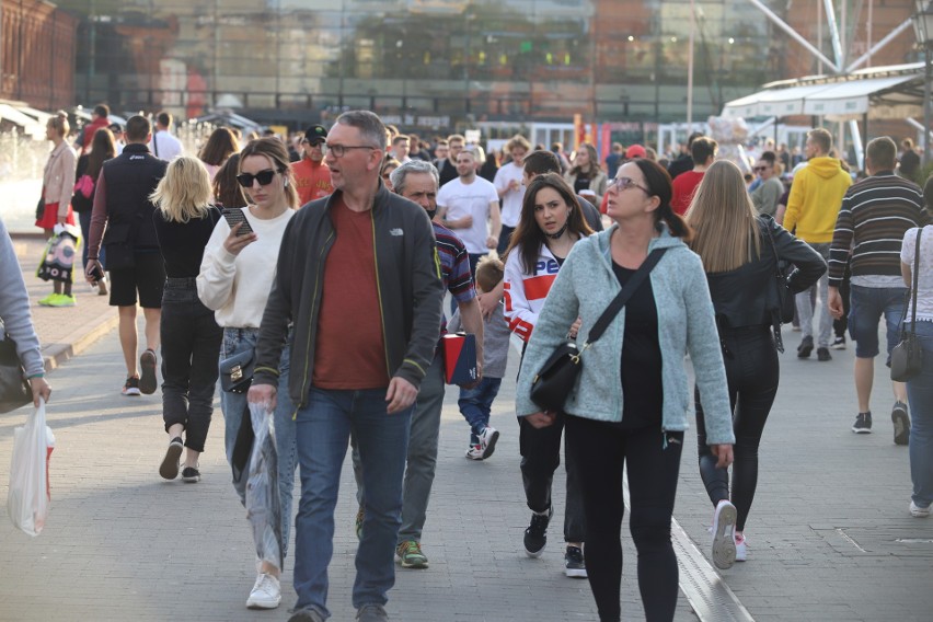 Manufaktura: weekend bez maseczek, zakupy, tłumy w ogródkach lokali