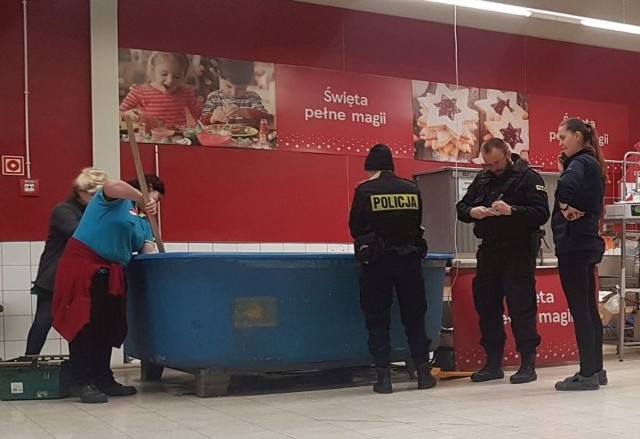 To, co zobaczyli klienci Tesco na Widzewie wywołało w nich wielkie oburzenie. Na kolejnych slajdach naszej galerii zobaczycie, co działo sie w markecie i jakie były tłumaczenia pracowników sklepu.CZYTAJ DALEJ NA KOLEJNYCH SLAJDACH 