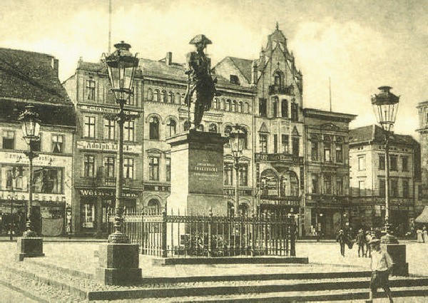 Fryderyk Wielki w otoczeniu lamp gazowych na  Starym Rynku (Friedrichsplatz). Rok 1906.