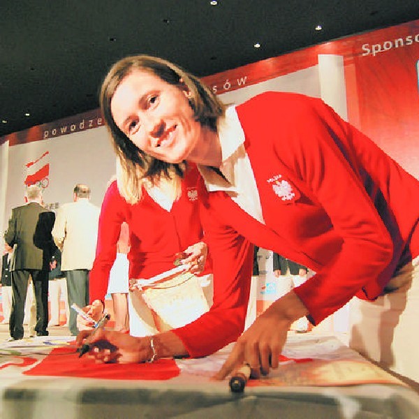 Olimpijska reprezentantka z naszego regionu - Katarzyna Kowalska składa podpis na fladze PKOl