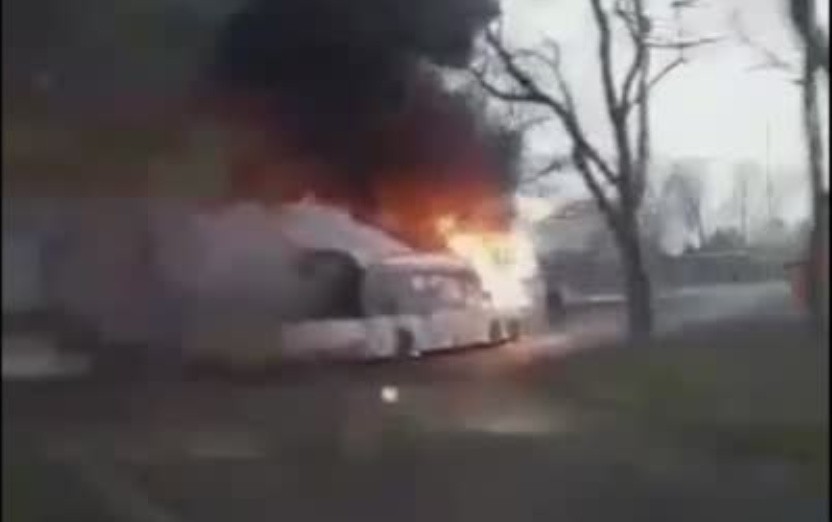 Pożar autobusu w Dąbrowie Górniczej. Płonął na przystanku przy ul. Stacyjnej jak pochodnia! WIDEO