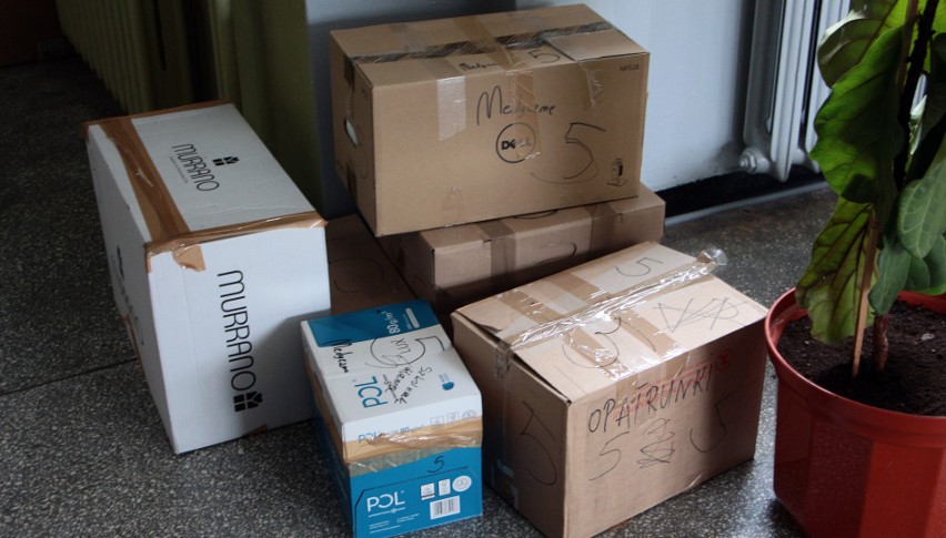 W Grudziądzu rozpoczęto zwożenie darów grudziądzan dla mieszkańców Ukrainy ogarniętej wojną. Są ich dziesiątki ton! [zdjęcia]