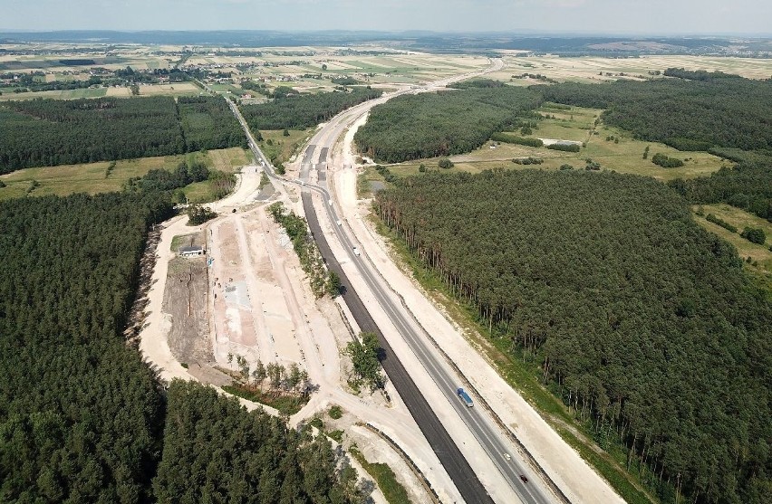 Wielki poślizg na budowie trasy S7 Chęciny - Jędrzejów. Zobacz stan prac (FILM Z DRONA) 