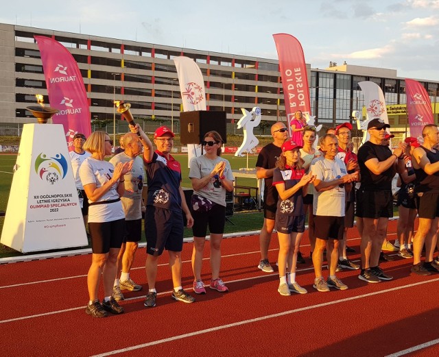 Na Stadionie Lekkoatletycznym Politechniki Świętokrzyskiej Igrzyska Olimpiad Specjalnych rozpoczęły się symbolicznym zapaleniem Znicza Olimpijskiego.