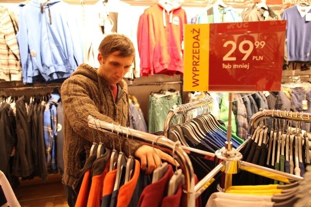 Daniel Broj wymienił kupiony przed świętami sweter i przy okazji  przejrzał wieszaki z "przeceną&#8221; w jednym ze sklepów w CH Turawa Park.