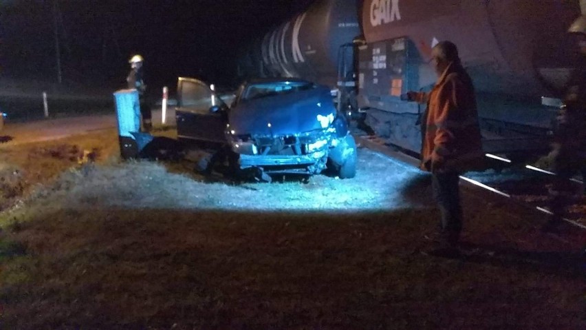 Pociąg i auto zderzyły się w Wólce Plebańskiej. Akcja straży pożarnej [ZDJĘCIA]