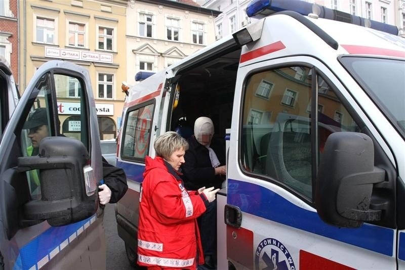 Bryla lodu zranila kobiete na Ozimskiej