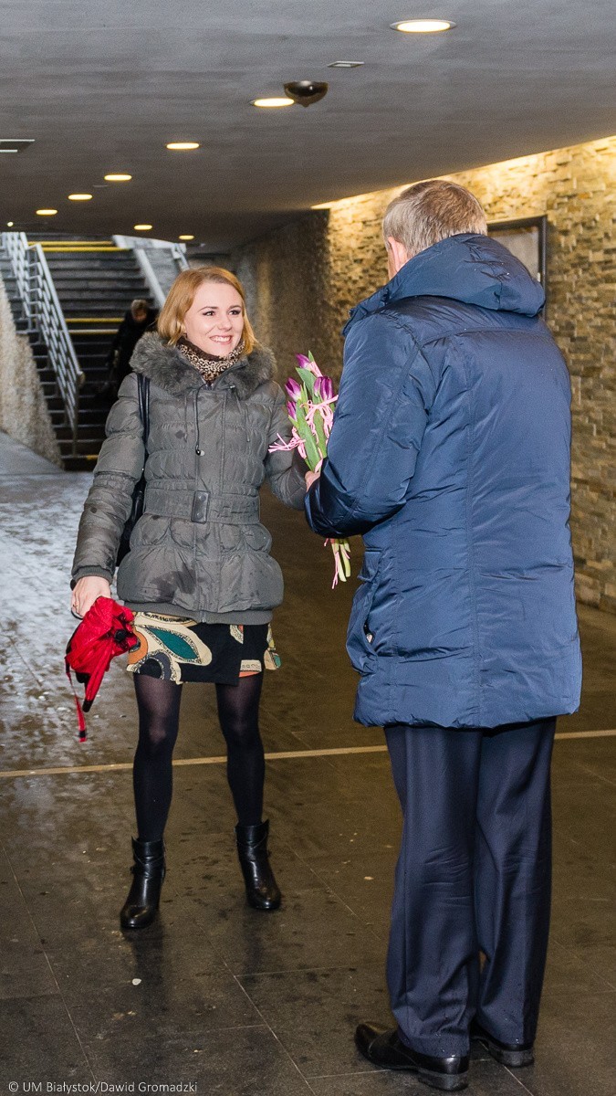 Prezydent i zastępcy wręczali białostoczankom kwiaty w Dzień...