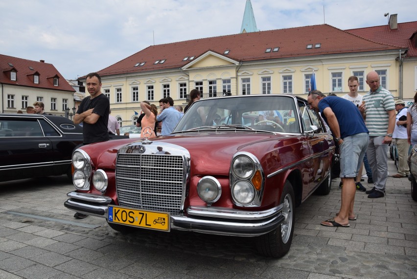 Perełki motoryzacji na oświęcimskim rynku - trudno było oderwać wzrok od zabytkowych samochodów [ZDJĘCIA]