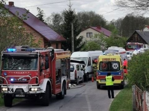 Zderzenie busa kursowego z samochodem osobowym w Chotowie w powiecie włoszczowskim. Są poszkodowani