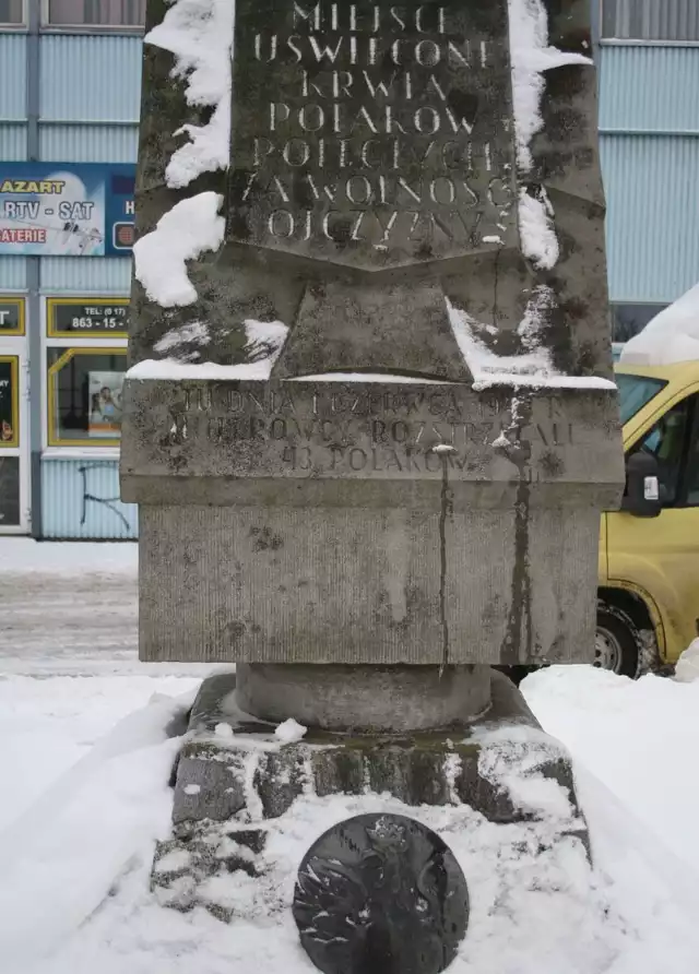 Pomnik-obelisk przy ul. Bohaterów w Rzeszowie, upamiętniający ofiary pacyfikacji Staroniwy.