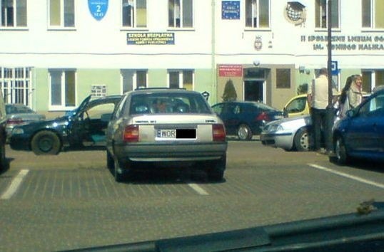 Kolejne zdjęcia źle zaparkowanych samochodów. Zobacz jak kierowcy potrafią być bezmyślni