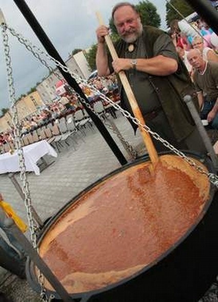 Pod koniec ostatnich wakacji w Przytocznej Grzegorz Russak ugotował ogromny gar pomidorowej według swojej autorskiej receptury.