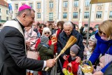 Święcenie pokarmów na Rynku Kościuszki. Kolorowe koszyczki białostoczan poświęcił abp Józef Guzdek