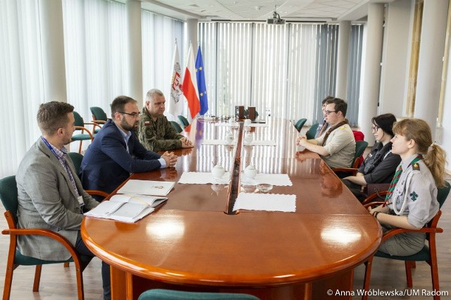 We wtorek Mateusz Tyczyński, wiceprezydent Radomia (w lewym rzędzie, w środku) spotkał się z wolontariuszami, którzy uczestniczyli w akcji "Siła w pomocy".