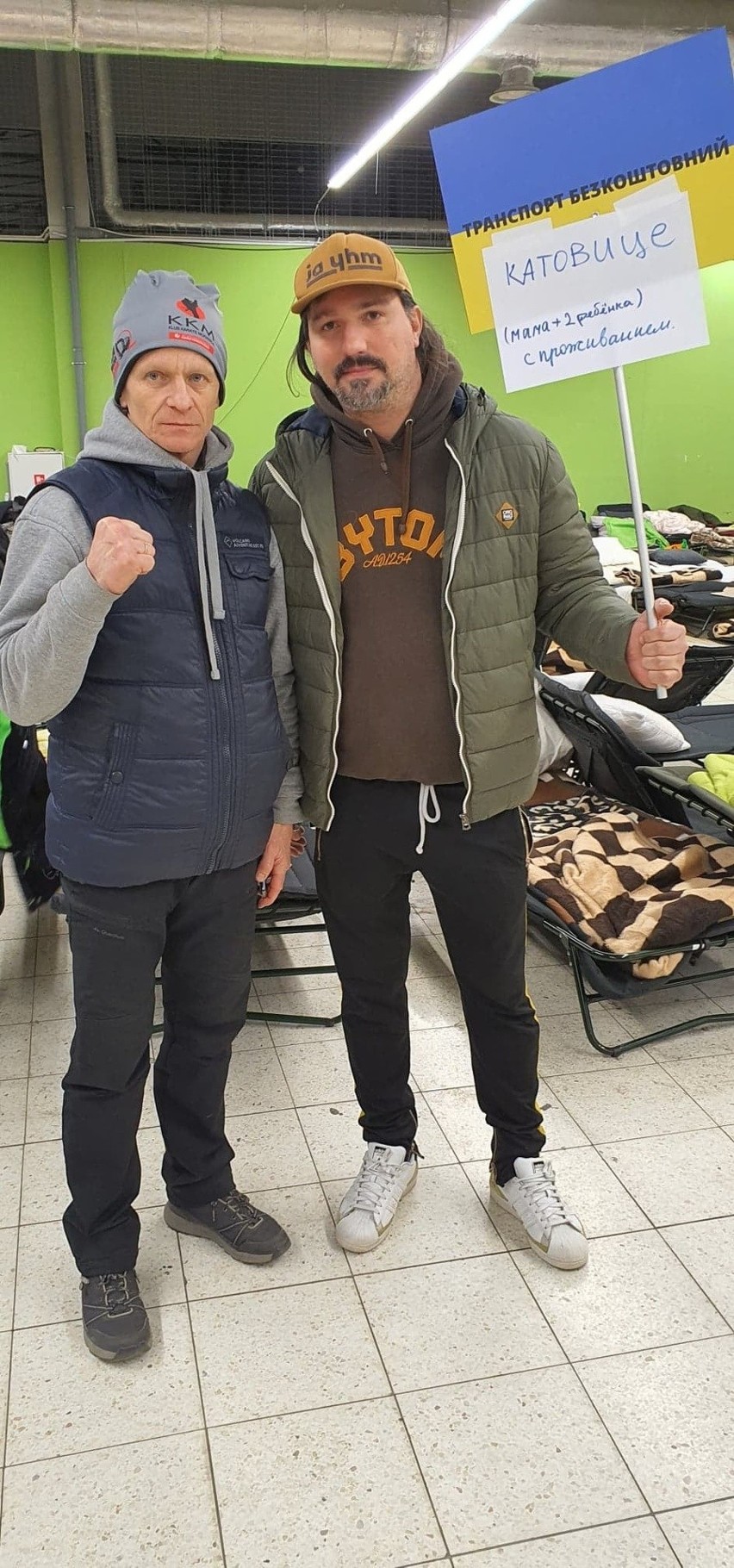 Trener Andrzej Horna zawiózł kolejne dary do szpitala we Lwowie, a wrócił z sześcioosobową rodziną z Ukrainy. Zobacz zdjęcia 