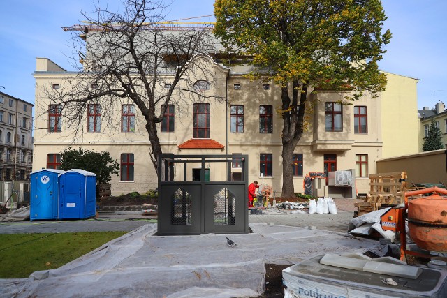 Dawną świetność odzyskuje secesyjna oficyna kamienicy przy ul. Zachodniej 76 w centrum Łodzi. Powstanie w niej biblioteka o nazwie „Secesja”.
