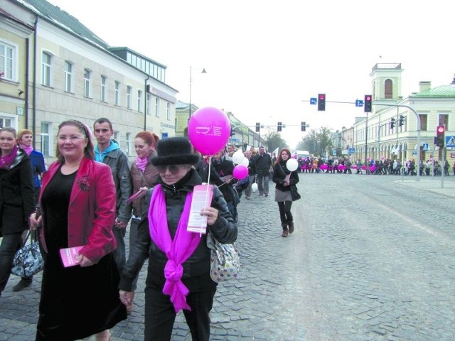 Uczestnicy sobotniego marszu rozdawali ulotki promujące badania mammograficzne. Można je wykonać od dzisiaj do czwartku w mammobusie, który znajduje się przy MDK w Suwałkach.