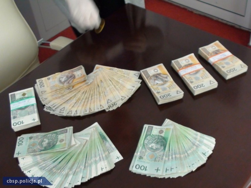 Przy zatrzymanych policjanci zabezpieczyli ok. 35 tys. euro,...
