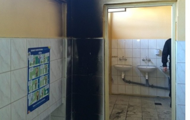 Ewakuacja szkoły w Jastrzębiu. Uczniowie podpalili w toalecie... pojemnik z papierem