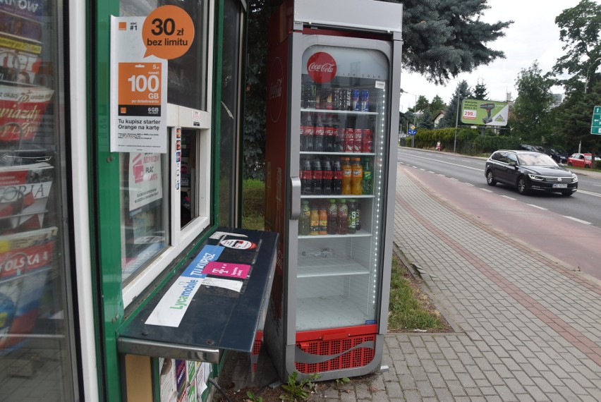 Złodzieje włamali sie m.in. do lodówki z napojami przy...