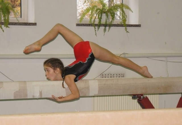 Natalia Litwin podczas trudnych i efektownych ćwiczeń na belce.