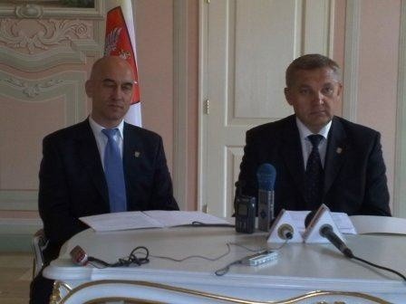Magistrat znowu będzie próbował sprzedać Plac Inwalidów. Na zdjęciu prezydent Białegostoku Tadeusz Truskoalski (z prawej) i wiceprezydent Tadeusz Arłukowicz.